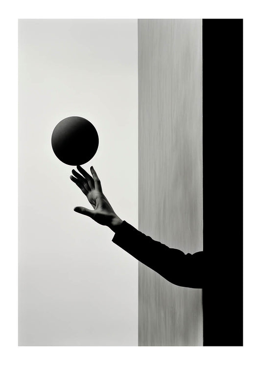 暗い球体を持つ手のモノクロ写真が、対照的な垂直背景と並置されている。