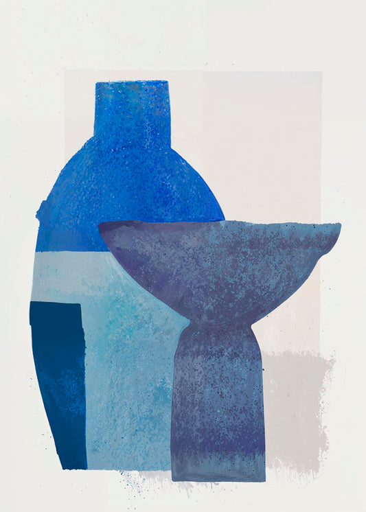 モダンでエレガント、そしてシンプルさを体現するニュートラルな背景の中に、テクスチャーのディテールが施された2つのスタイライズされた青い花瓶が描かれた抽象アートポスター。