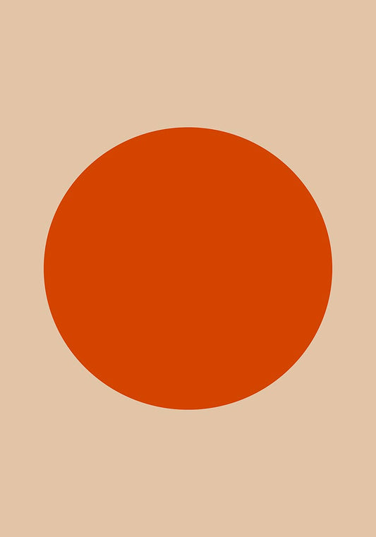 落ち着いたベージュの背景に、鮮やかなバーント・オレンジの楕円形が1つ配された遊び心あふれるポスターで、シンプルさと楽しさを体現している。