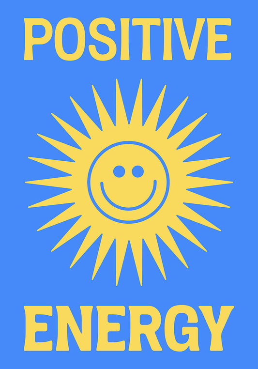 笑顔の太陽と「POSITIVE ENERGY」の黄色い太いフォントで描かれた、明るさを感じさせる鮮やかなブルーのポスター。